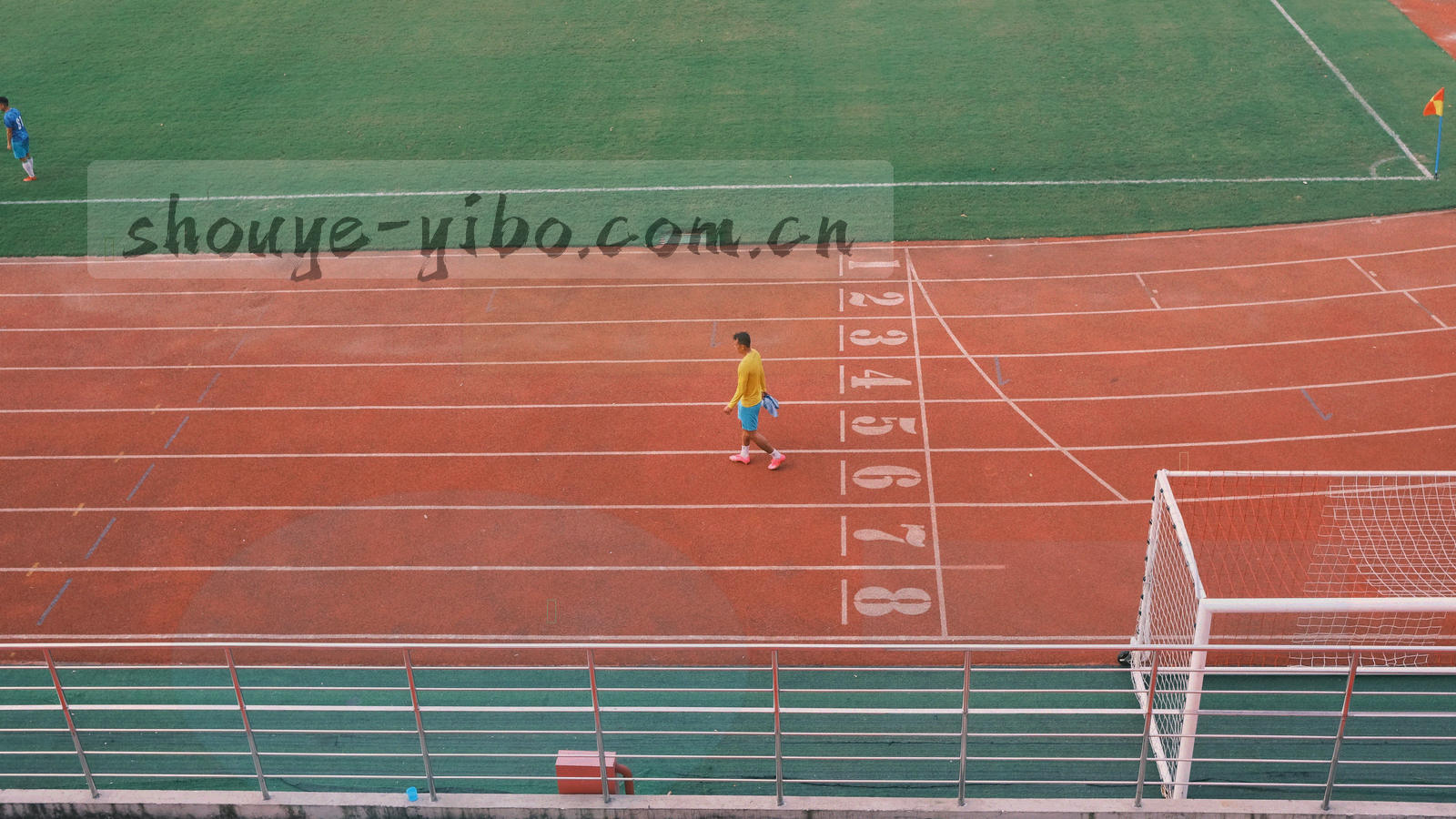 云南高原清晨光线穿过薄雾的抽象纹理，灰青与深蓝渐变，无人物与文字